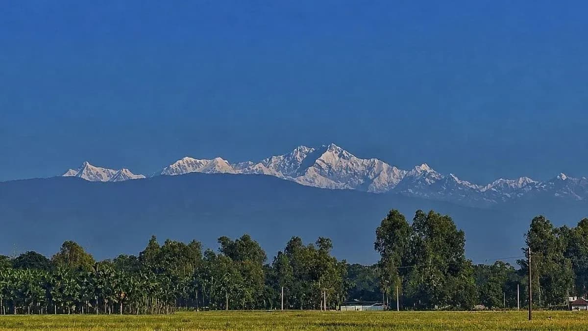 নীলাকাশে উঁকি দিচ্ছে কাঞ্চনজঙ্ঘা