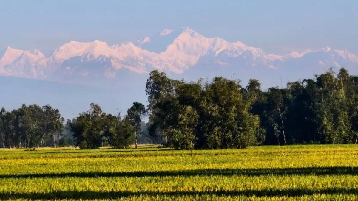 নীলাকাশে উঁকি দিচ্ছে কাঞ্চনজঙ্ঘা